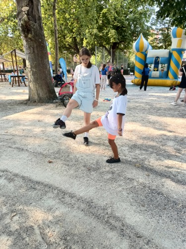 Kinder spielen im Park