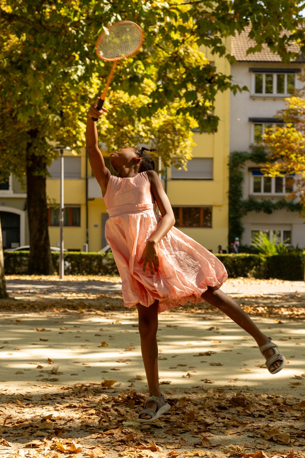 Kind spielt Badminton